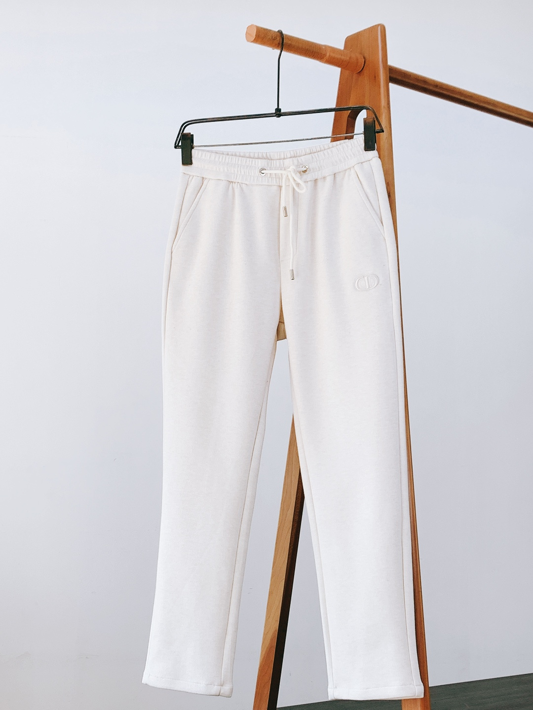 Dior Homme 迪奥·桀傲 2026SS早春新品 刺绣抽绳休闲裤时尚系列，独特设计，抽绳休闲长裤 