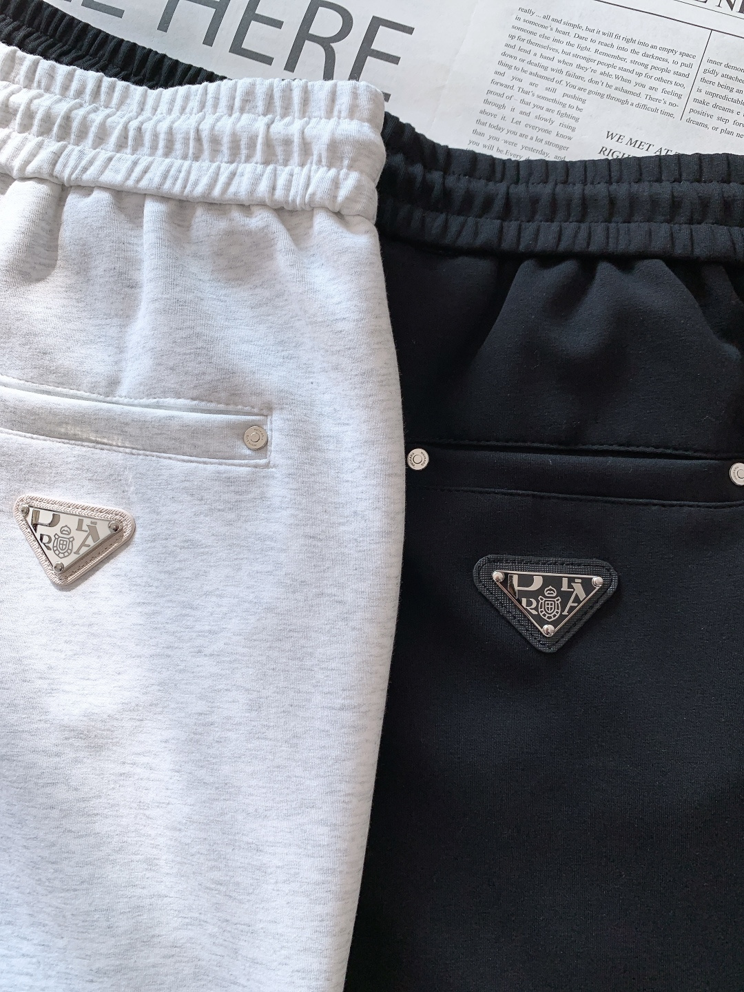 Prada 普拉达 2026SS早春新品 三角徽标抽绳休闲裤时尚系列，独特设计，抽绳休闲长裤 订纱开始订