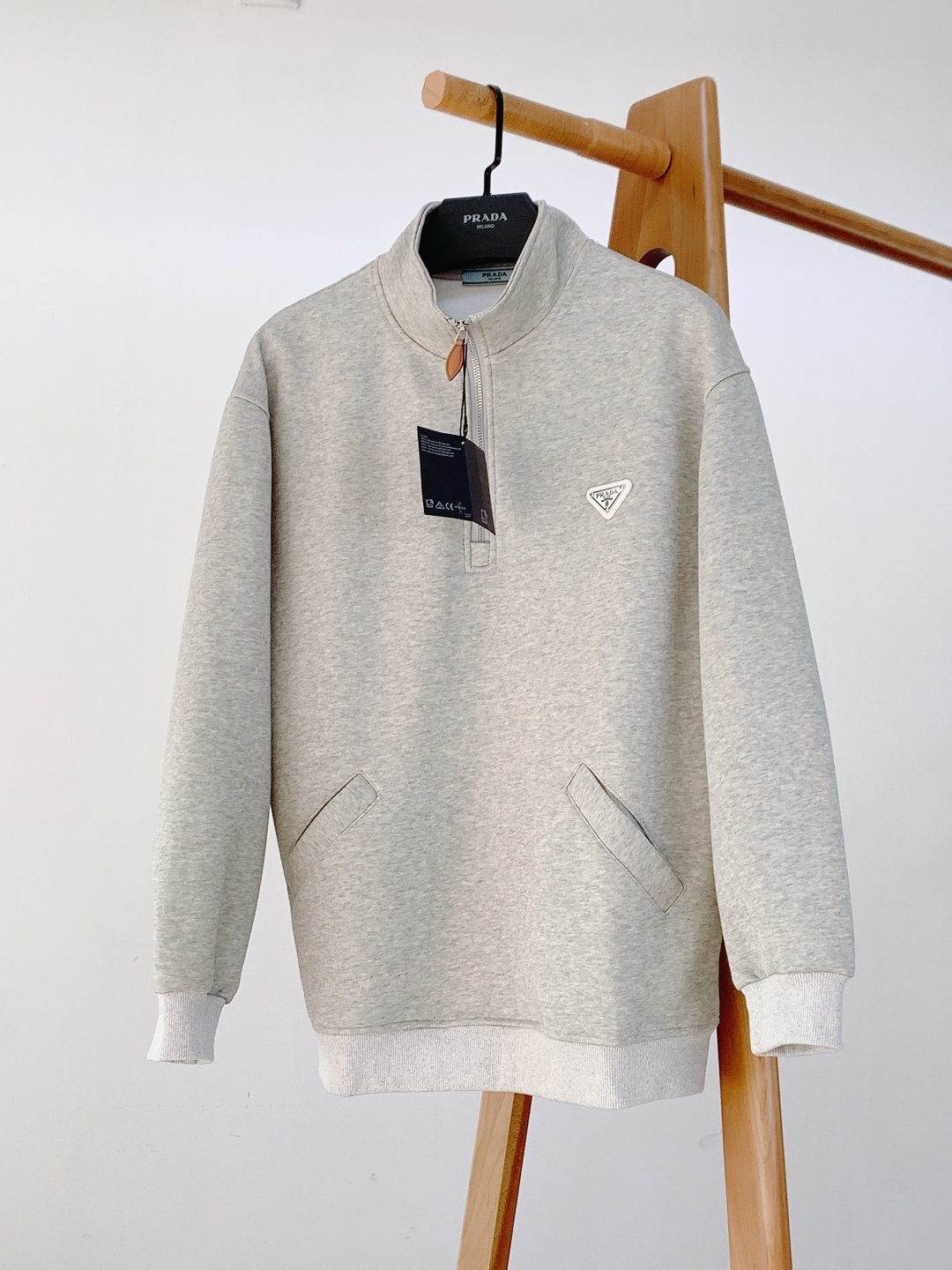 Prada 普拉达 2026SS早春新品 高奢男装 极简卫衣 定制高支棉混纺面料自带柔雾质感，摸起来软糯