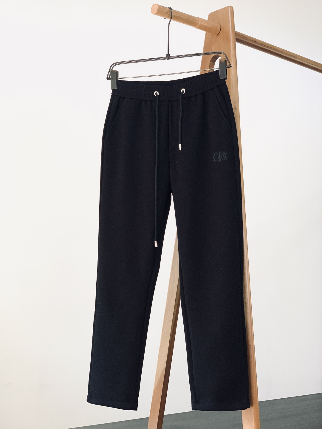 Dior Homme 迪奥·桀傲 2026SS早春新品 刺绣抽绳休闲裤时尚系列，独特设计，抽绳休闲长裤 