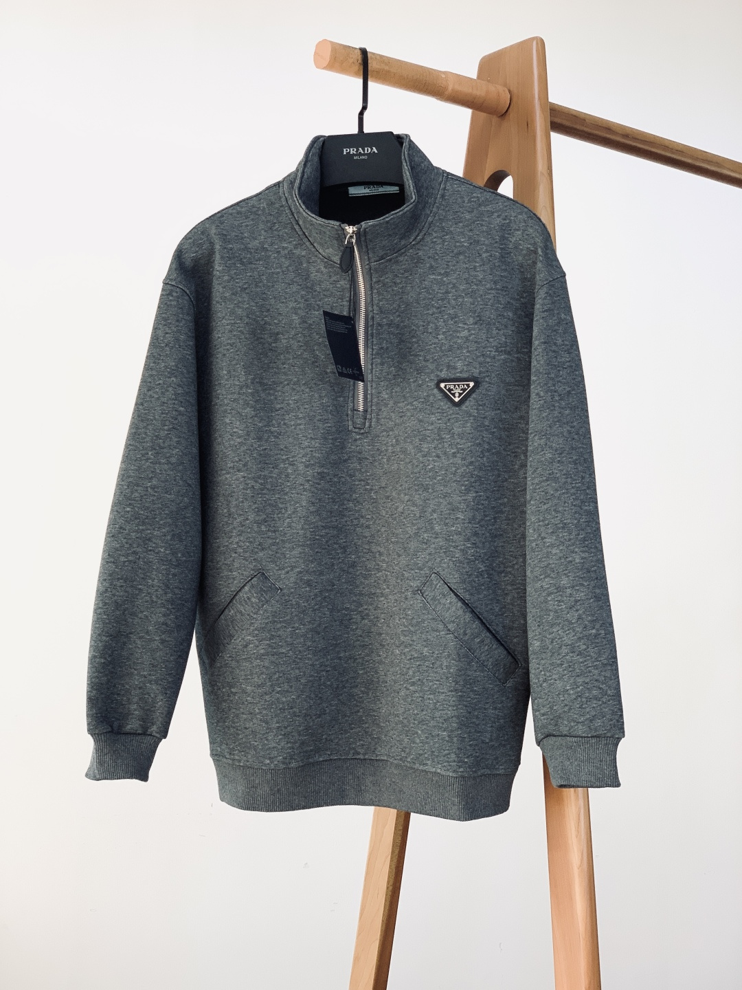 Prada 普拉达 2026SS早春新品 高奢男装 极简卫衣 定制高支棉混纺面料自带柔雾质感，摸起来软糯