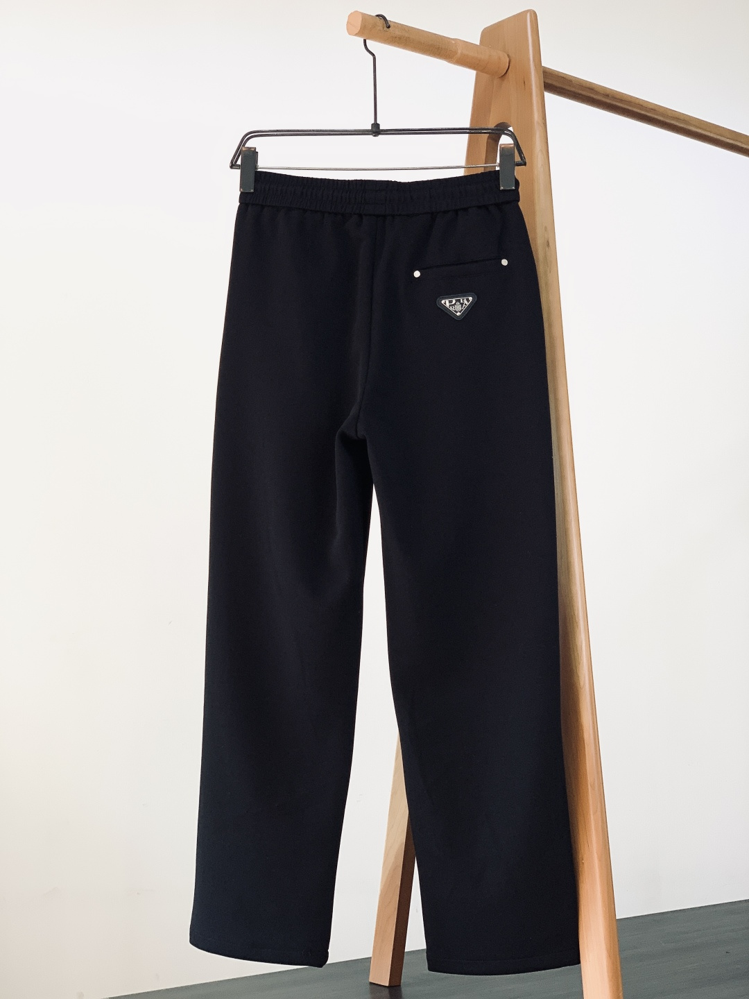 Prada 普拉达 2026SS早春新品 三角徽标抽绳休闲裤时尚系列，独特设计，抽绳休闲长裤 订纱开始订