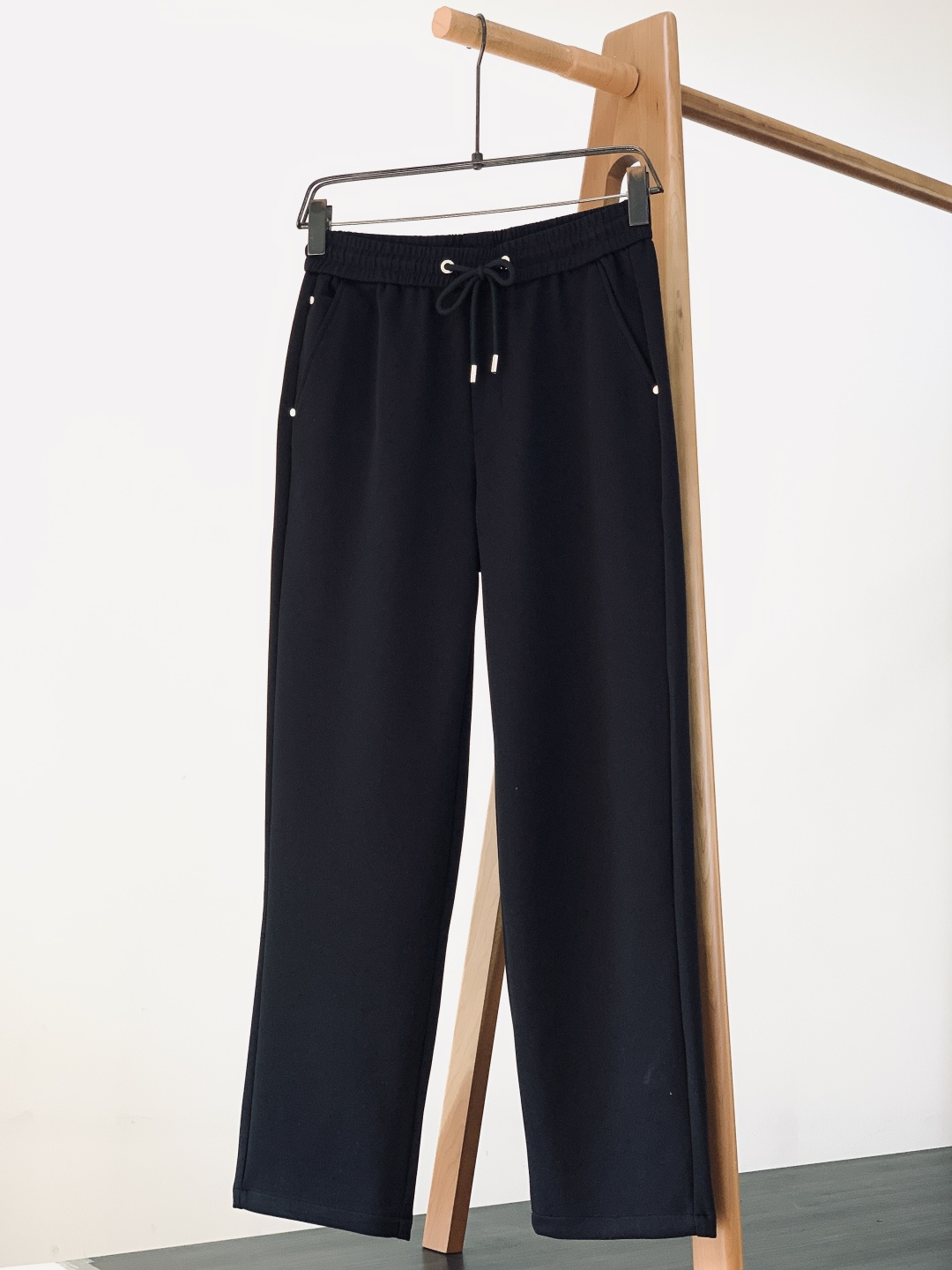 Prada 普拉达 2026SS早春新品 三角徽标抽绳休闲裤时尚系列，独特设计，抽绳休闲长裤 订纱开始订