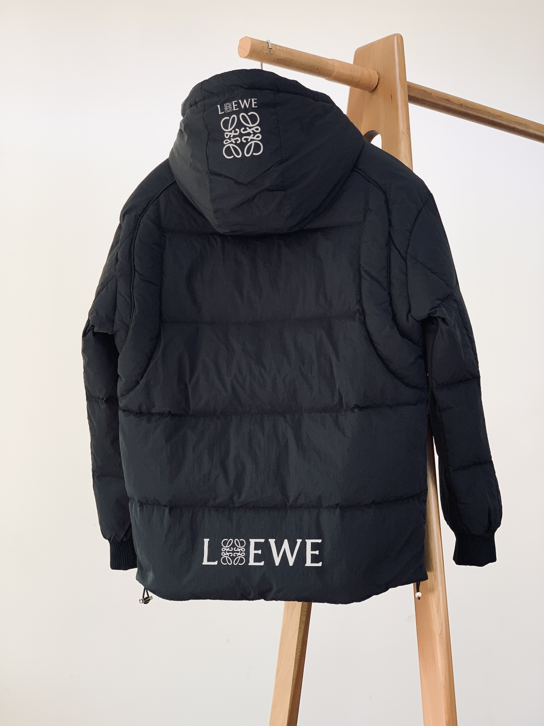 Loewe 罗意威 2025FW秋冬新品 logo印花连帽羽绒服太绝了！90白鸭绒填充蓬松度700+，保