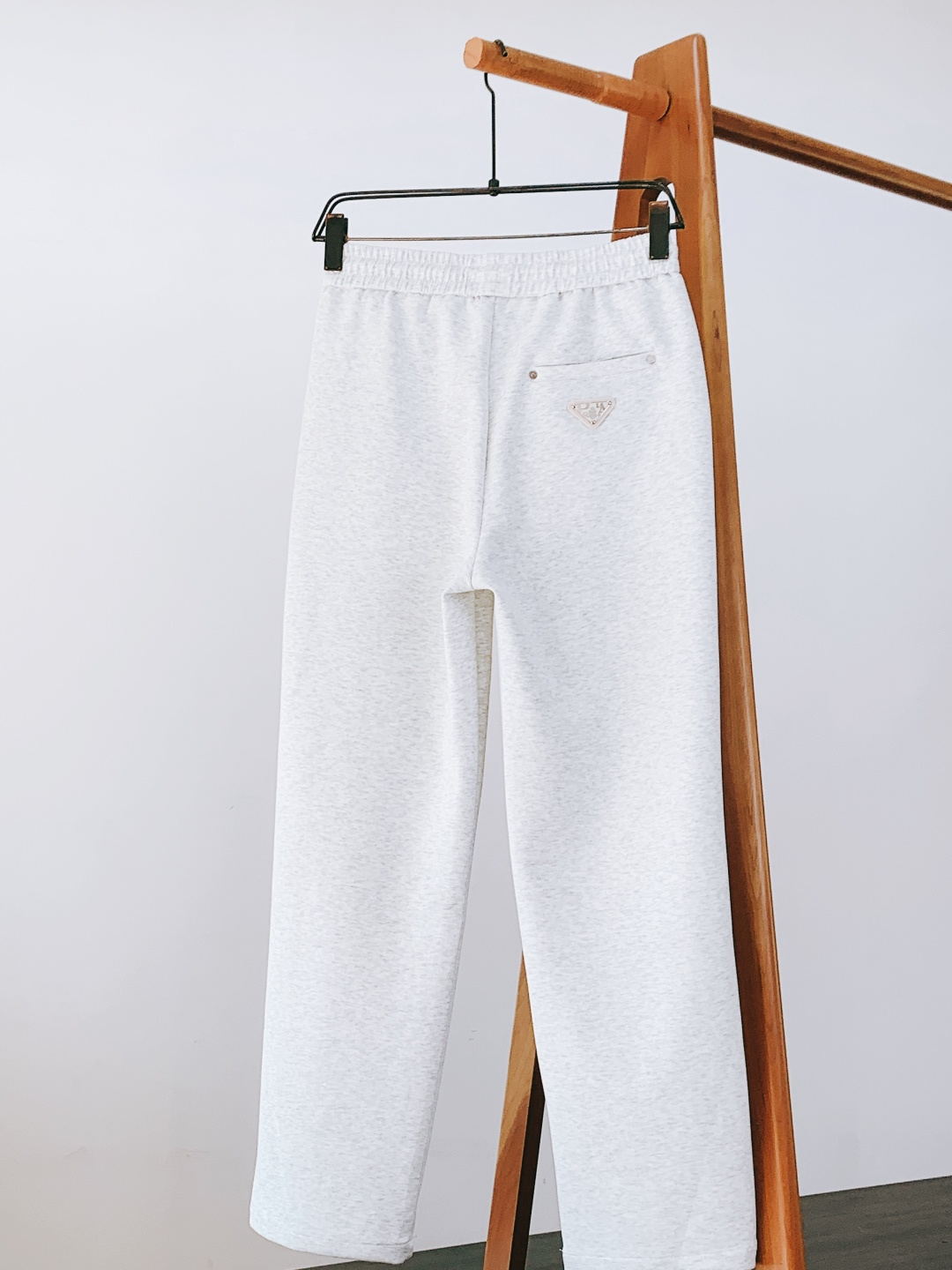 Prada 普拉达 2026SS早春新品 三角徽标抽绳休闲裤时尚系列，独特设计，抽绳休闲长裤 订纱开始订