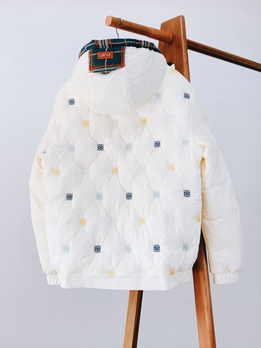 Loewe 罗意威 2025FW秋冬新品 刺绣连帽羽绒服，90白鸭绒填充蓬松度680+，保暖不压身还不跑