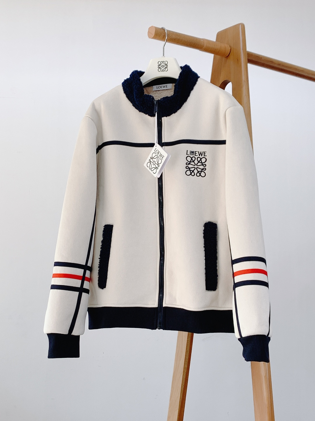 Loewe 罗意威 2026SS早春新品 撞色刺绣夹克。双面穿设计堪称冬日穿搭刚需，羊毛混纺面简约轻奢尽
