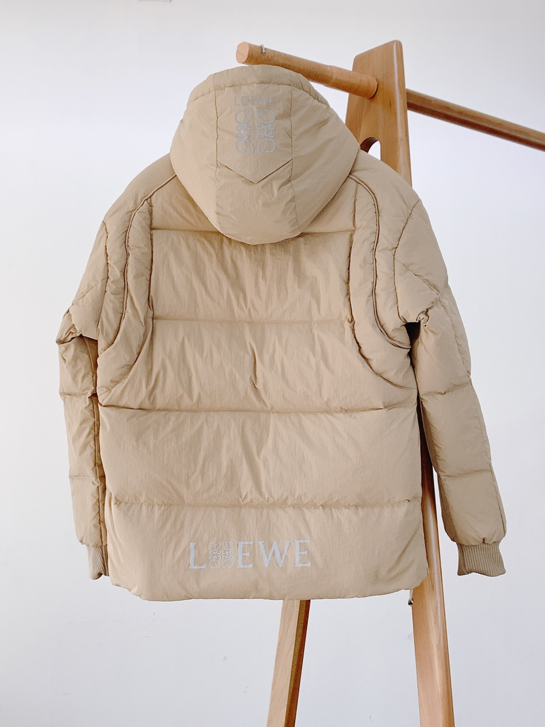 Loewe 罗意威 2025FW秋冬新品 logo印花连帽羽绒服太绝了！90白鸭绒填充蓬松度700+，保