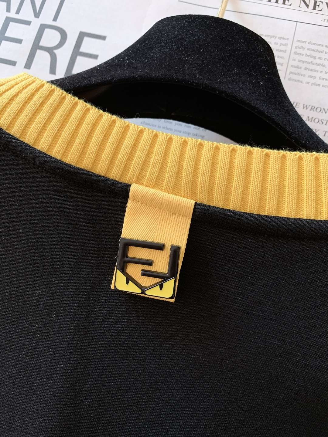 Fendi 芬迪 2026SS早春新品 秋冬奢潮刚需✅小怪兽加绒卫衣。外层挺括抗皱，内层软糯暖绒，FF金