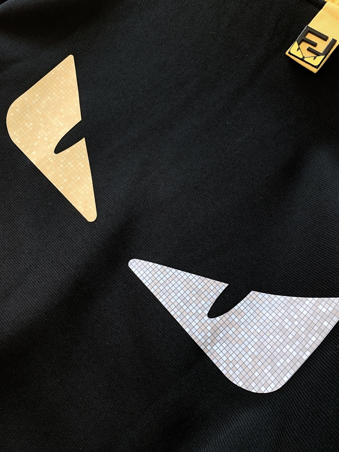 Fendi 芬迪 2026SS早春新品 秋冬奢潮刚需✅小怪兽加绒卫衣。外层挺括抗皱，内层软糯暖绒，FF金