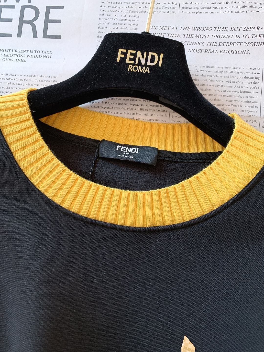 Fendi 芬迪 2026SS早春新品 秋冬奢潮刚需✅小怪兽加绒卫衣。外层挺括抗皱，内层软糯暖绒，FF金
