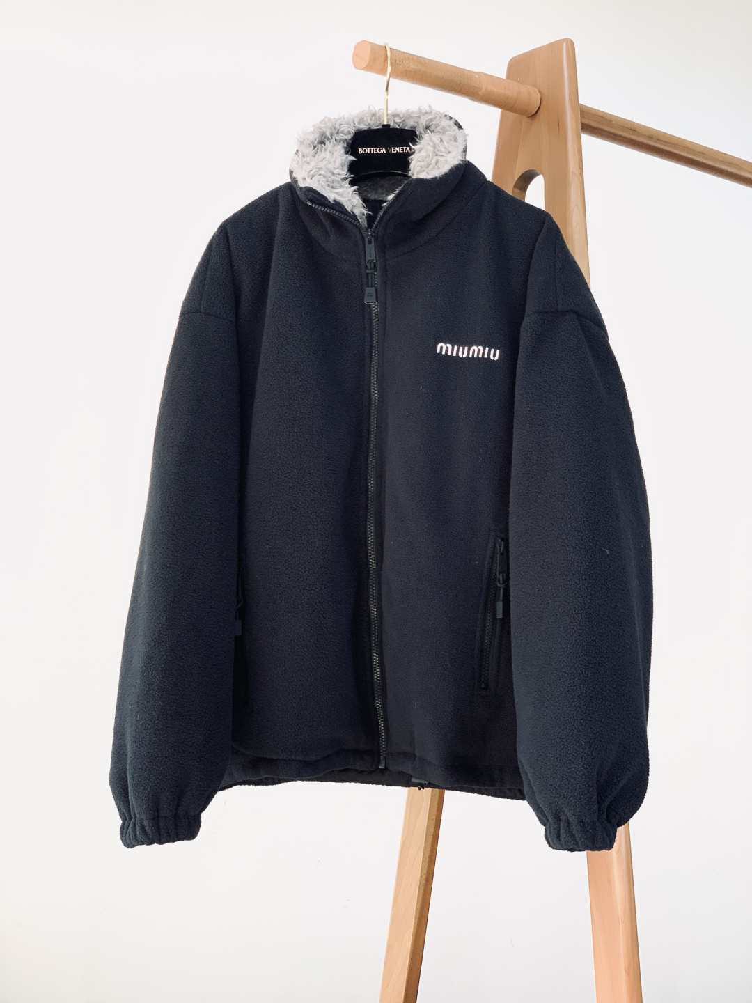 Miumiu 缪缪 2025FW秋冬新品摇粒绒羽绒服，外层深蓝抓绒内里高绒量羽绒，轻盈又保暖。灰色羊羔毛