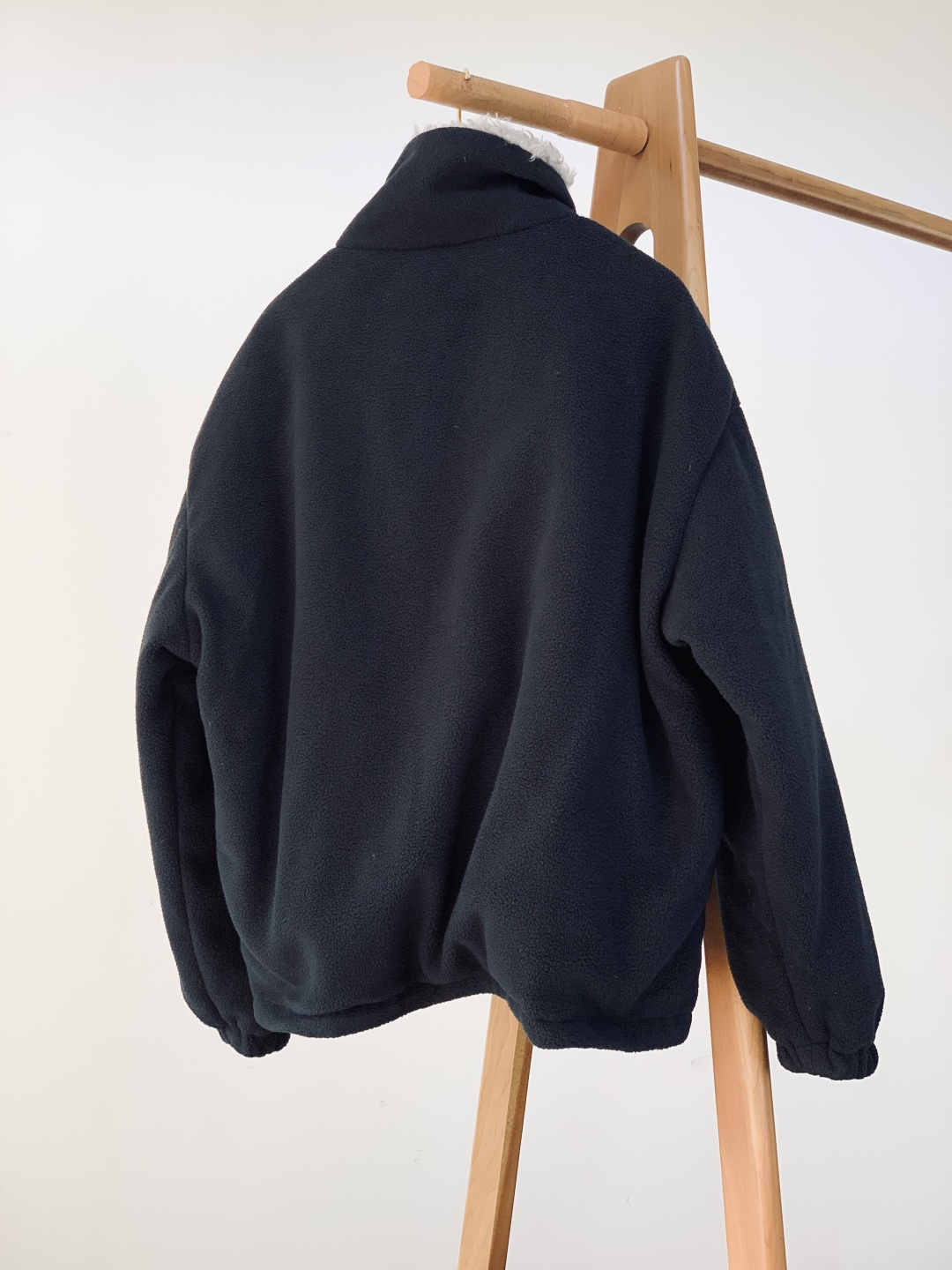 Miumiu 缪缪 2025FW秋冬新品摇粒绒羽绒服，外层深蓝抓绒内里高绒量羽绒，轻盈又保暖。灰色羊羔毛