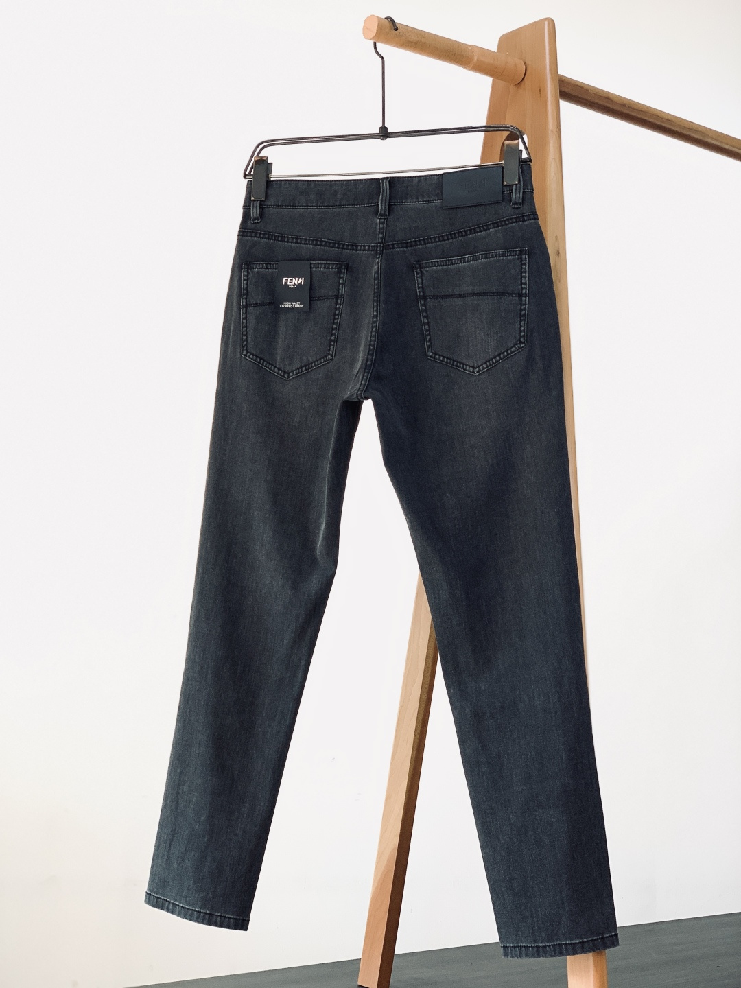 Fendi 芬迪 2026SS早春新品黑灰水洗高腰萝卜牛仔｜意式潮奢本命款定制重磅弹力丹宁混纺莱卡纤维，