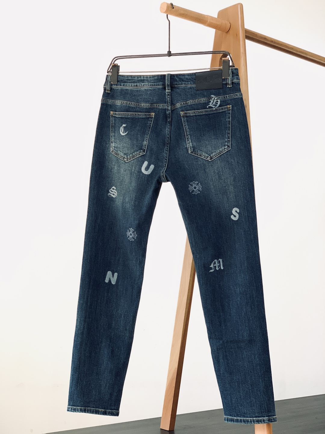 Chrome Hearts 克罗心 2026SS早春新品 这款牛仔裤将潮流与个性完美融合。牛仔布经独特水