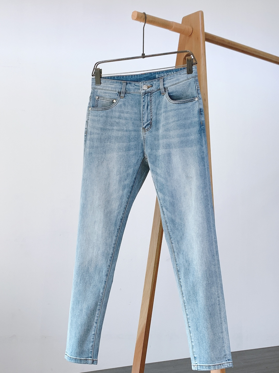 Burberry 巴宝莉 2026SS早春新品浅蓝水洗修身牛仔｜英伦奢感天花板定制高密丹宁混纺弹力面料，