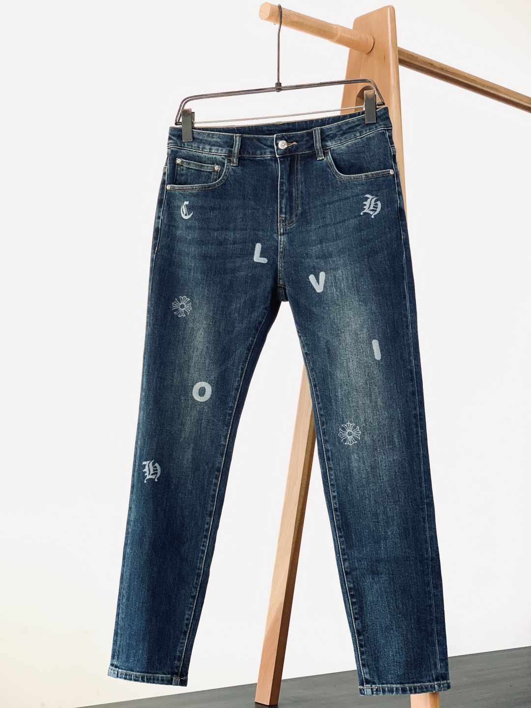 Chrome Hearts 克罗心 2026SS早春新品 这款牛仔裤将潮流与个性完美融合。牛仔布经独特水