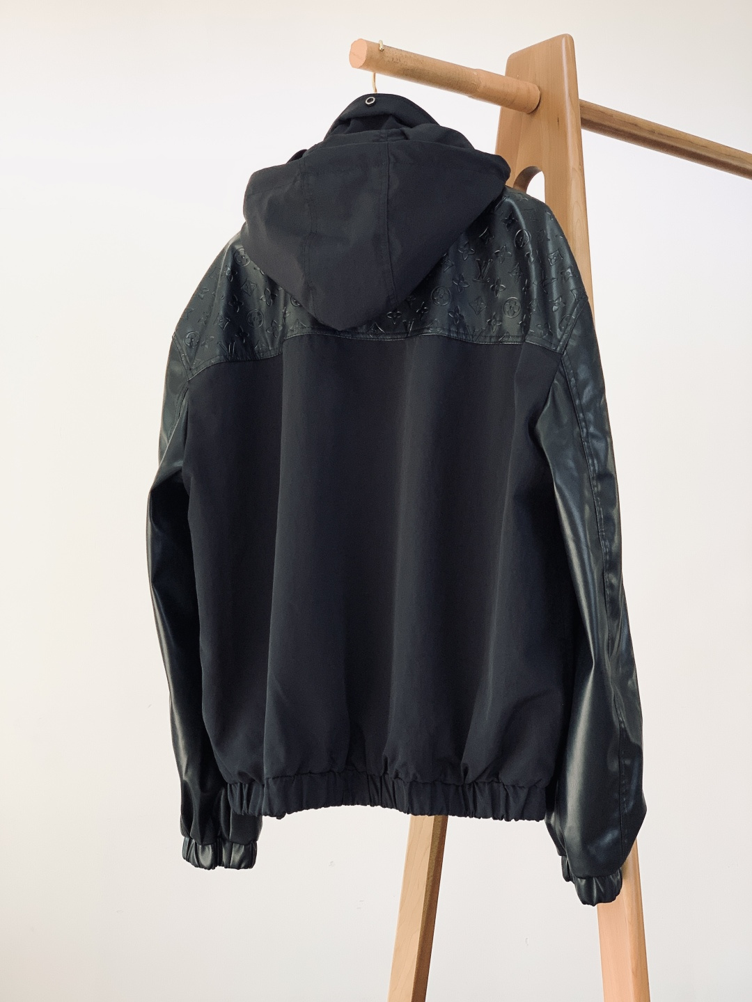 LouisVuitton 路易威登 2026SS早春新品压纹标识夹克。经典Monogram压纹碰撞拼接设