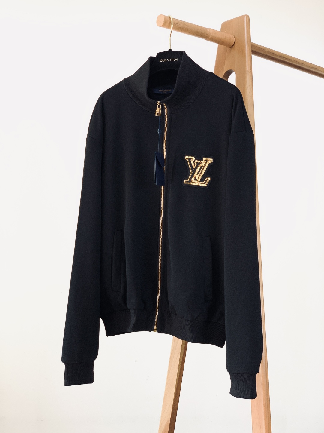 LouisVuitton 路易威登 2026SS早春新品黑金亮片徽标立领外套。经典黑金配色碰撞重工亮片工