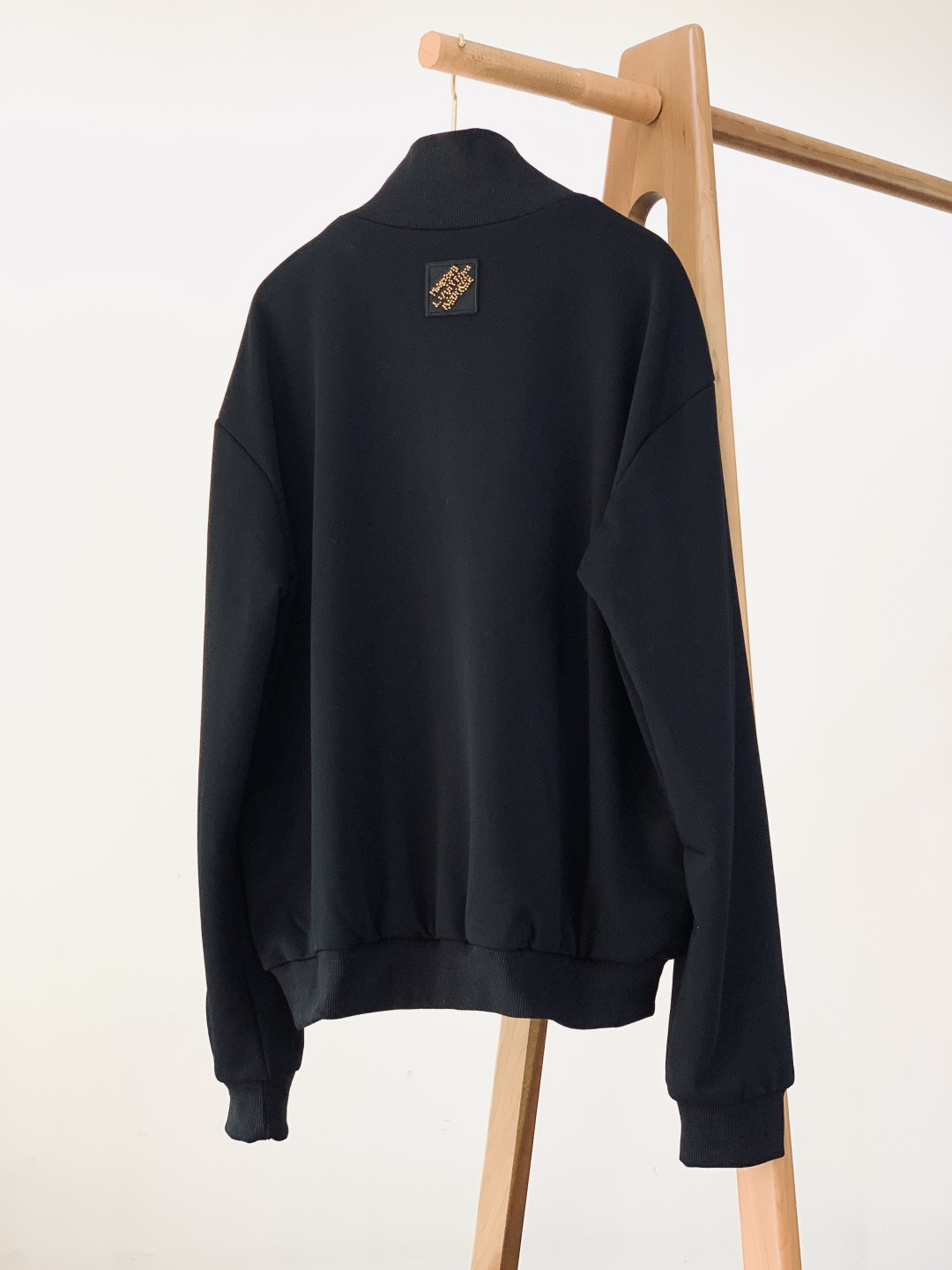 LouisVuitton 路易威登 2026SS早春新品黑金亮片徽标立领外套。经典黑金配色碰撞重工亮片工