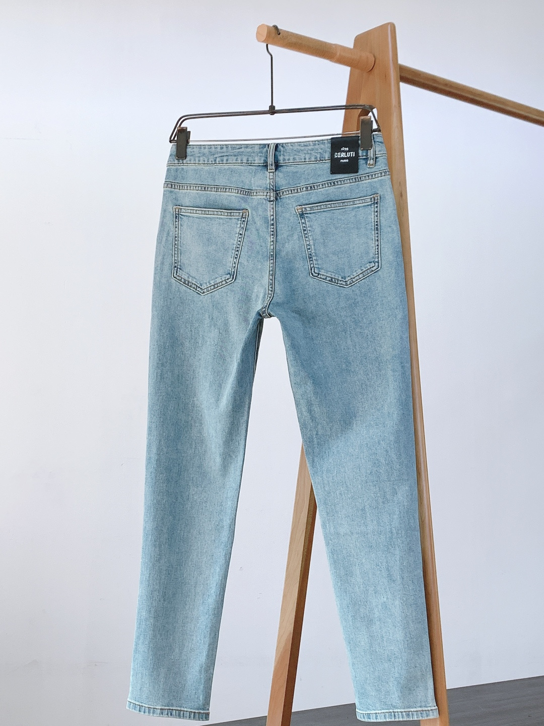 Berluti 伯鲁蒂 2026SS早春新品 高级时装感，休闲洗水牛仔裤。面料很特殊，超细精仿棉纱混纺，