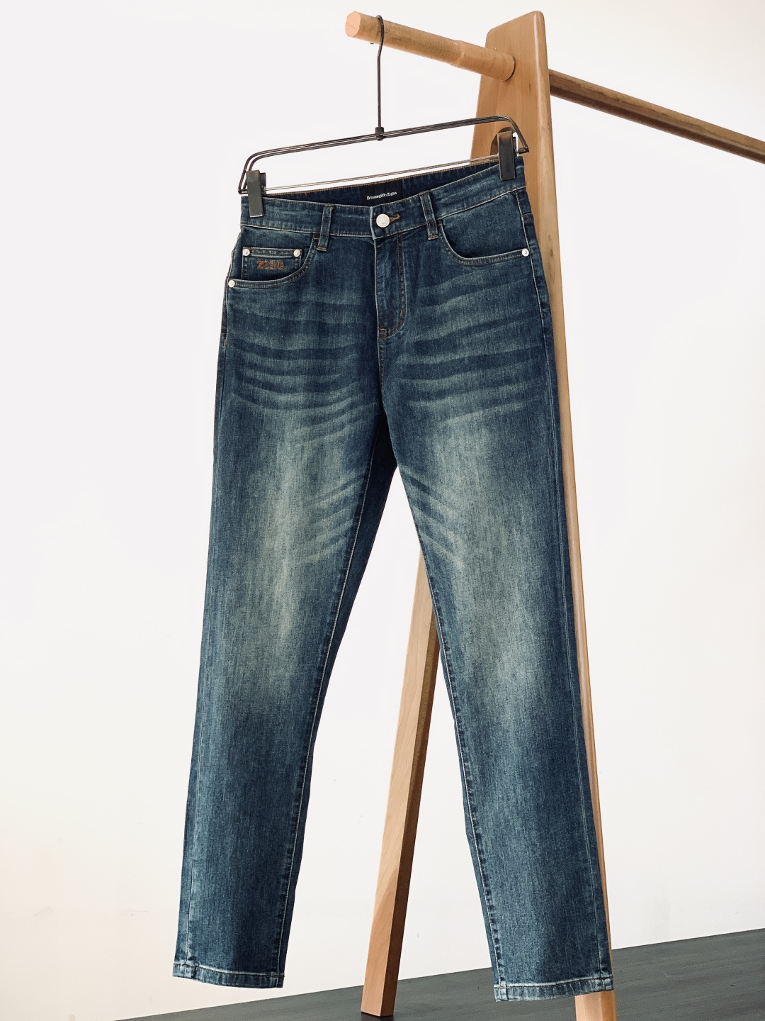 Ermenegildo Zegna 杰尼亚 2026SS早春新品 高级时装感，休闲洗水牛仔裤。面料很特殊