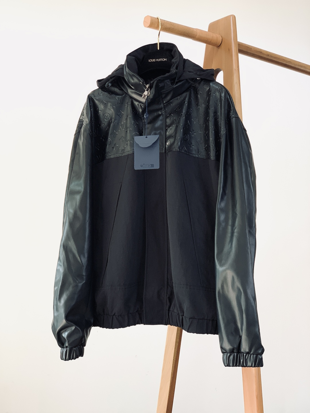 LouisVuitton 路易威登 2026SS早春新品压纹标识夹克。经典Monogram压纹碰撞拼接设