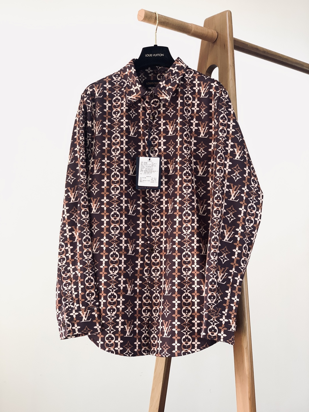 LouisVuitton 路易威登 2026SS早春新品满印Monogram衬衫。经典老花以渐变棕调焕新