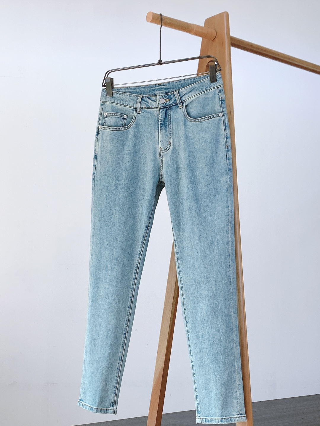 Berluti 伯鲁蒂 2026SS早春新品 高级时装感，休闲洗水牛仔裤。面料很特殊，超细精仿棉纱混纺，