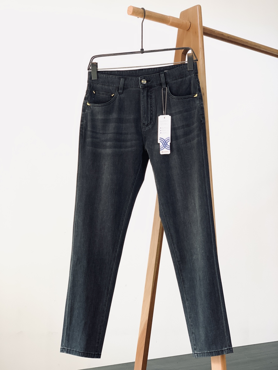 Fendi 芬迪 2026SS早春新品黑灰水洗高腰萝卜牛仔｜意式潮奢本命款定制重磅弹力丹宁混纺莱卡纤维，