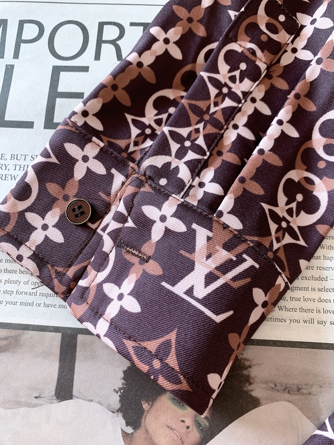 LouisVuitton 路易威登 2026SS早春新品满印Monogram衬衫。经典老花以渐变棕调焕新