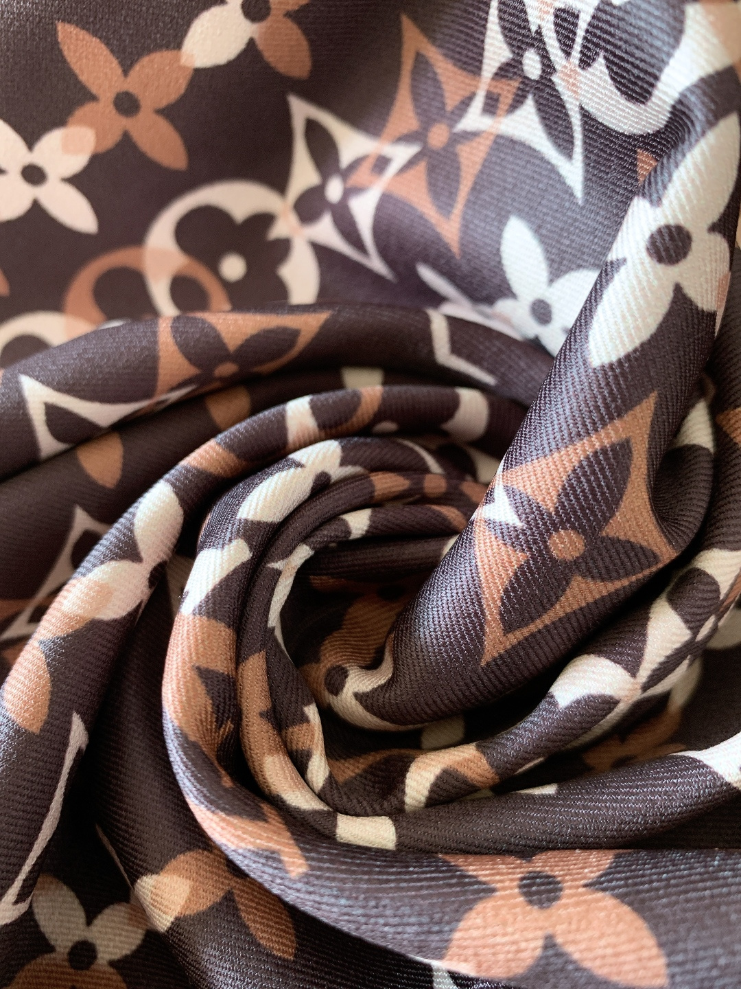 LouisVuitton 路易威登 2026SS早春新品满印Monogram衬衫。经典老花以渐变棕调焕新