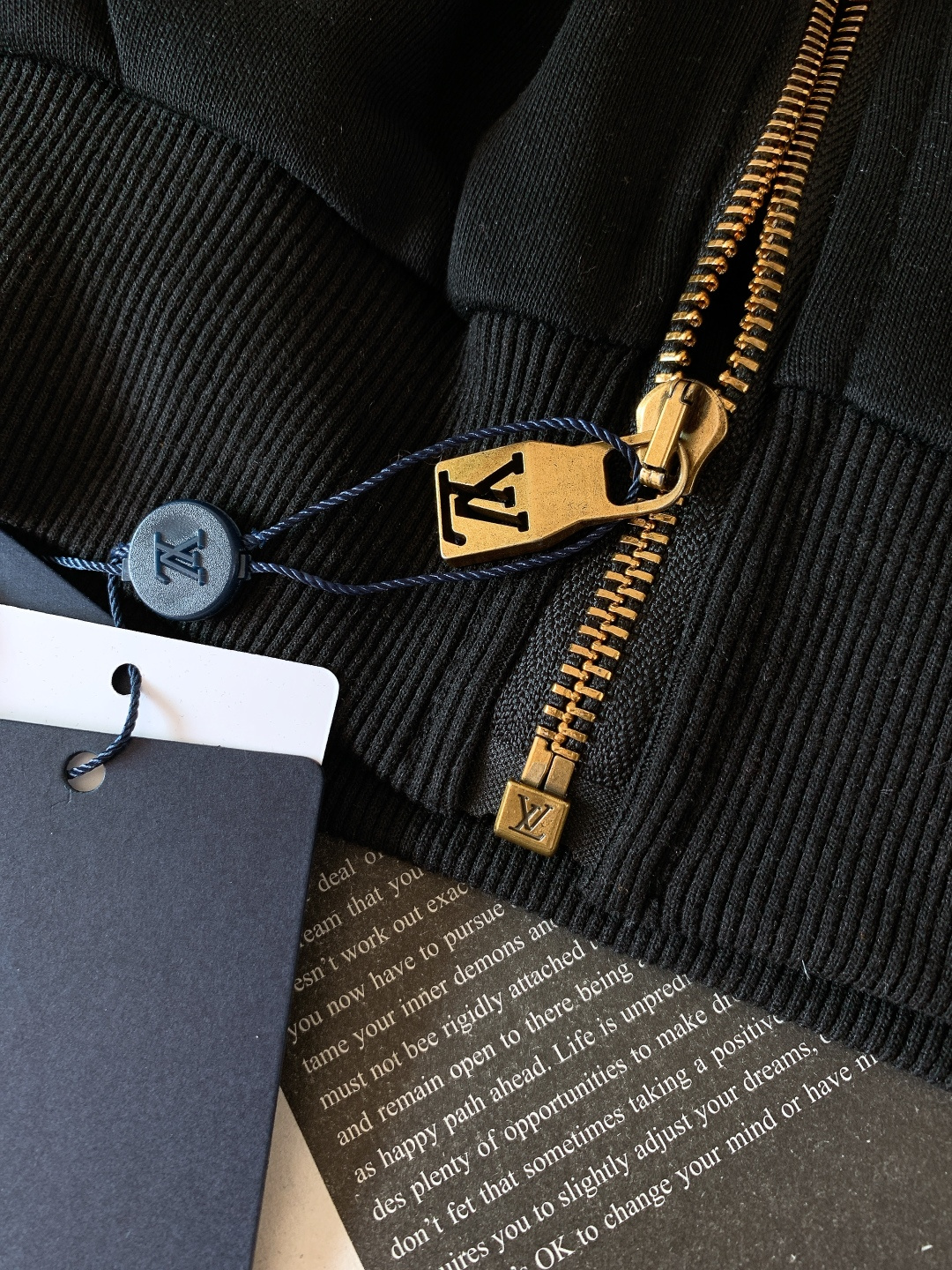 LouisVuitton 路易威登 2026SS早春新品黑金亮片徽标立领外套。经典黑金配色碰撞重工亮片工