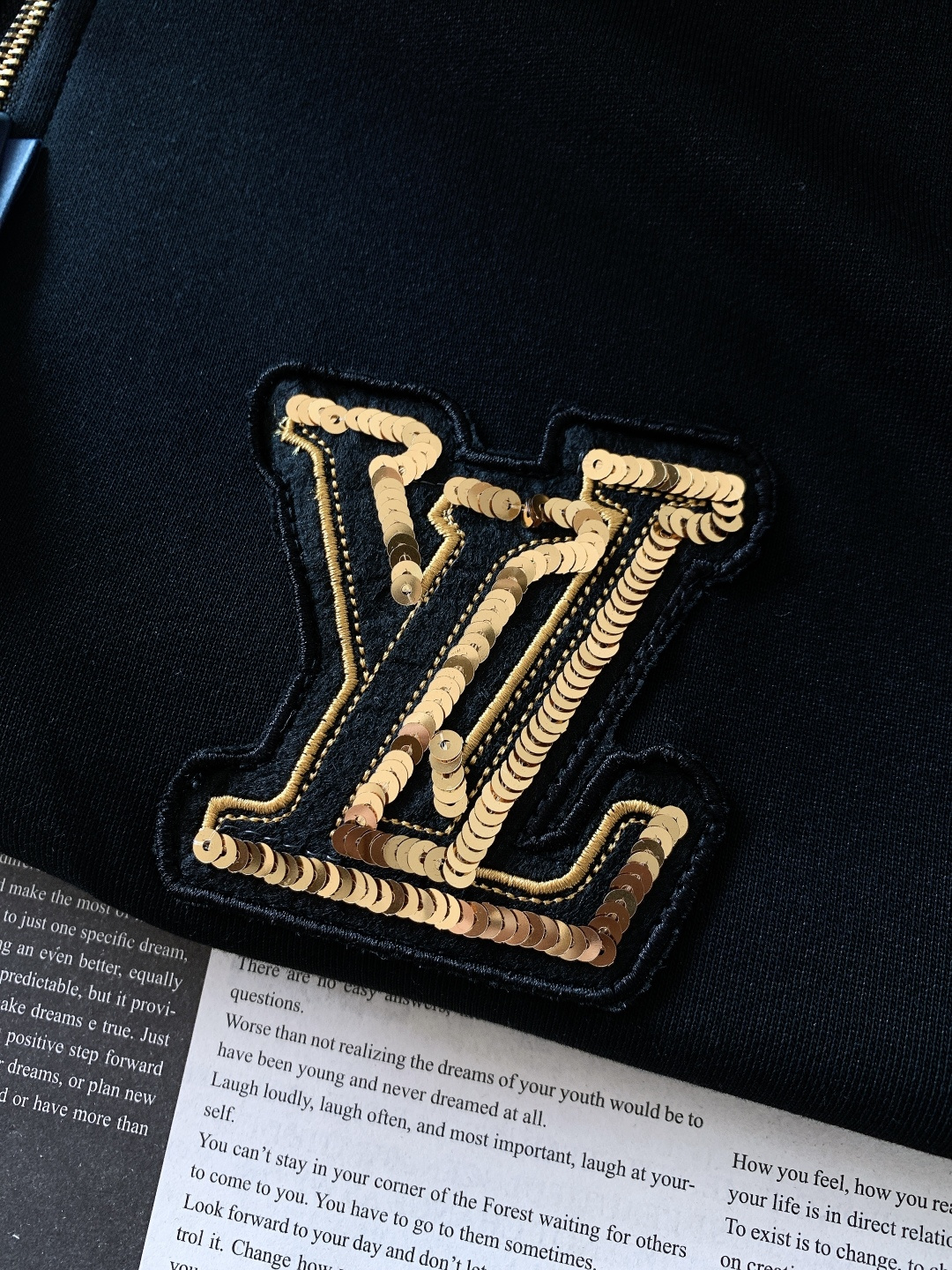 LouisVuitton 路易威登 2026SS早春新品黑金亮片徽标立领外套。经典黑金配色碰撞重工亮片工