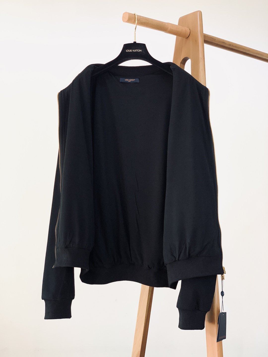 LouisVuitton 路易威登 2026SS早春新品黑金亮片徽标立领外套。经典黑金配色碰撞重工亮片工