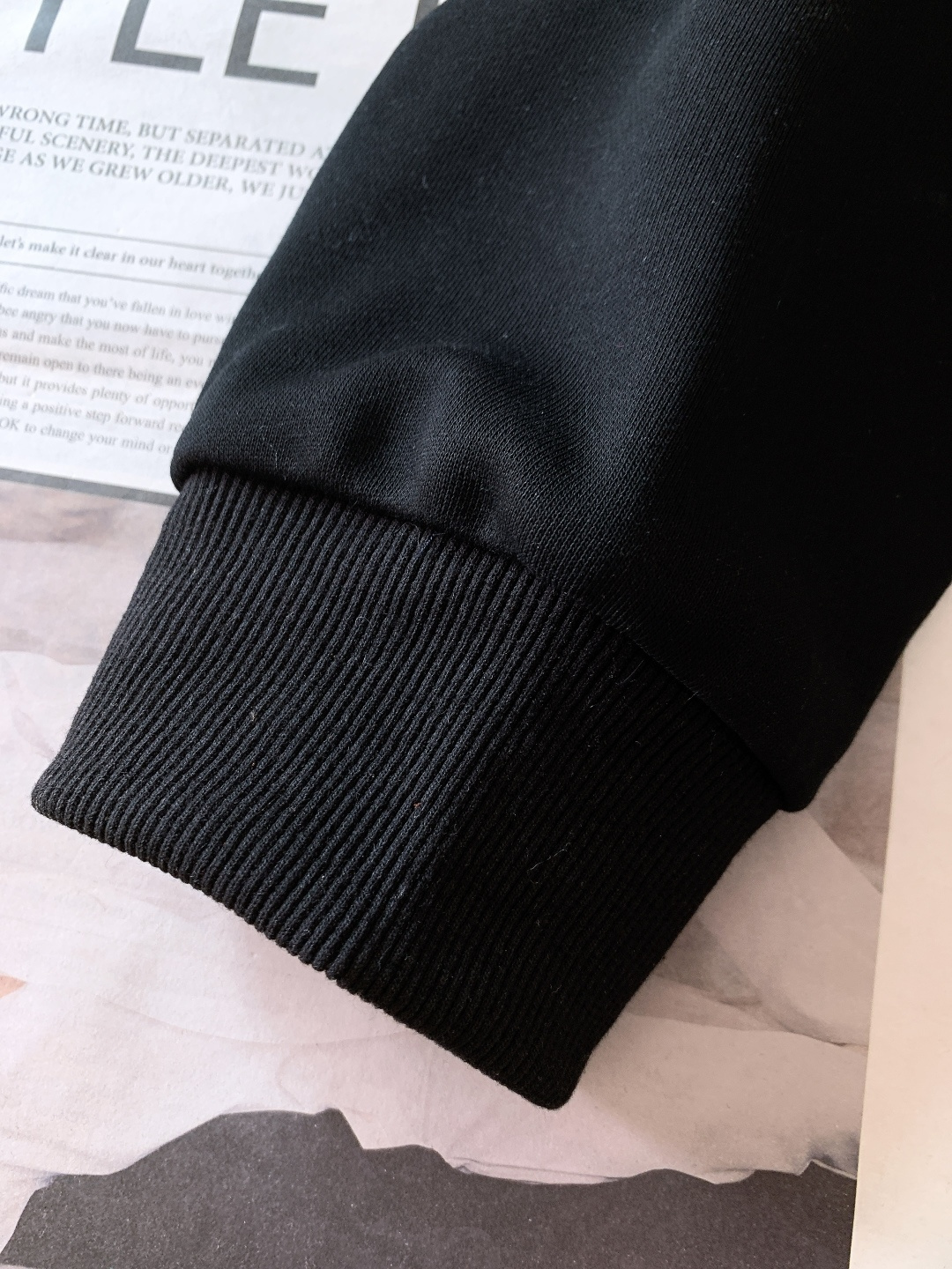 LouisVuitton 路易威登 2026SS早春新品黑金亮片徽标立领外套。经典黑金配色碰撞重工亮片工