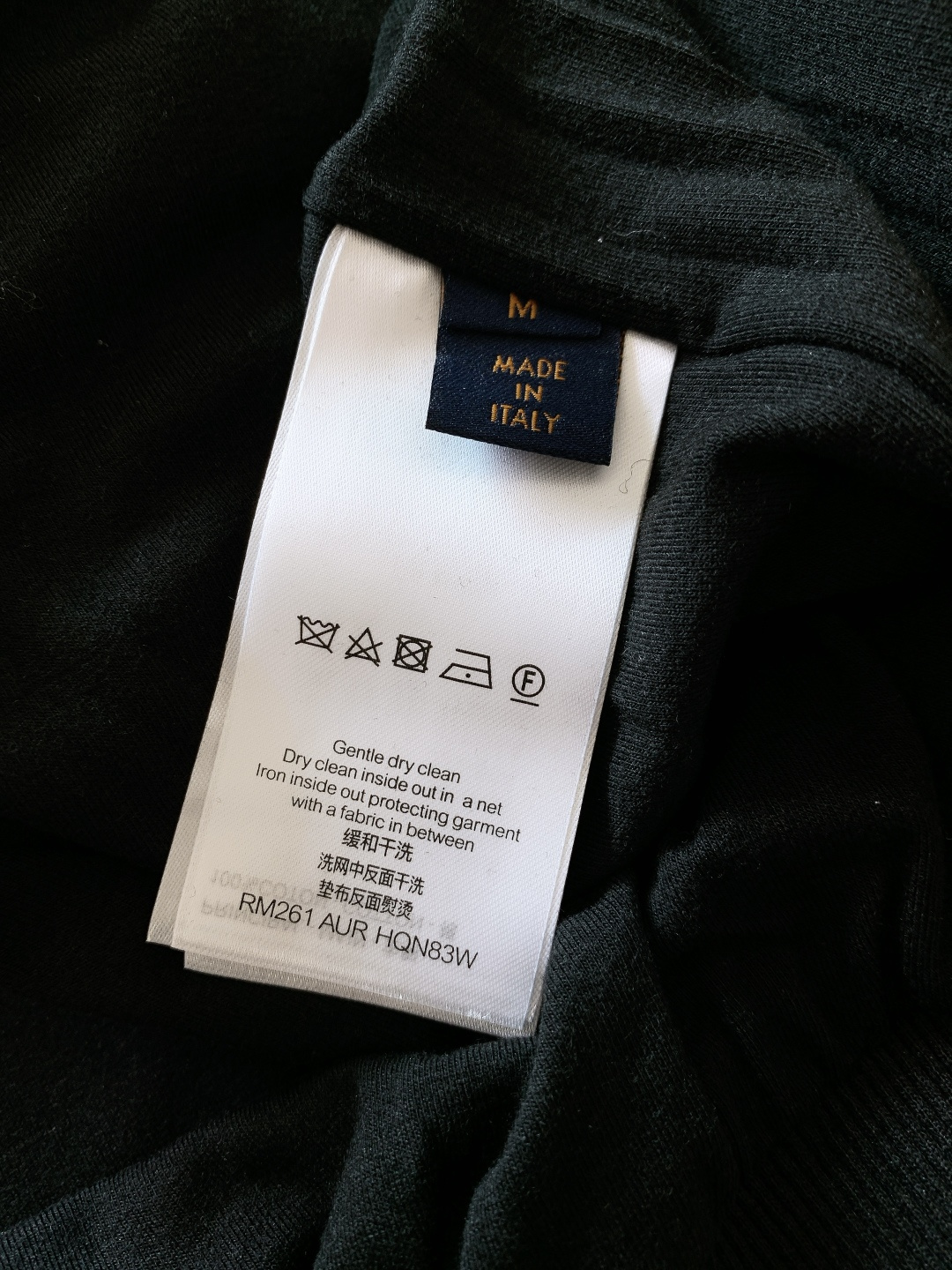 LouisVuitton 路易威登 2026SS早春新品黑金亮片徽标立领外套。经典黑金配色碰撞重工亮片工