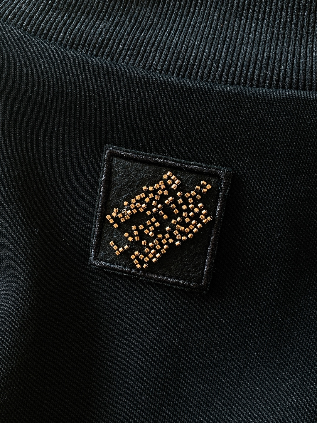 LouisVuitton 路易威登 2026SS早春新品黑金亮片徽标立领外套。经典黑金配色碰撞重工亮片工