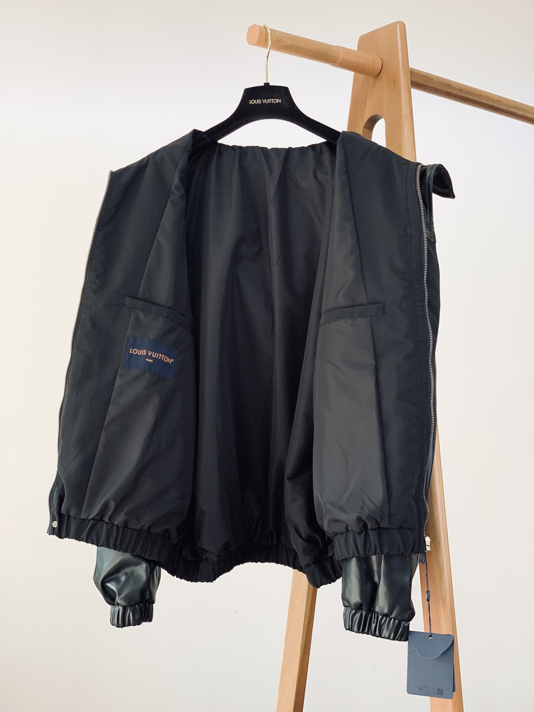 LouisVuitton 路易威登 2026SS早春新品压纹标识夹克。经典Monogram压纹碰撞拼接设