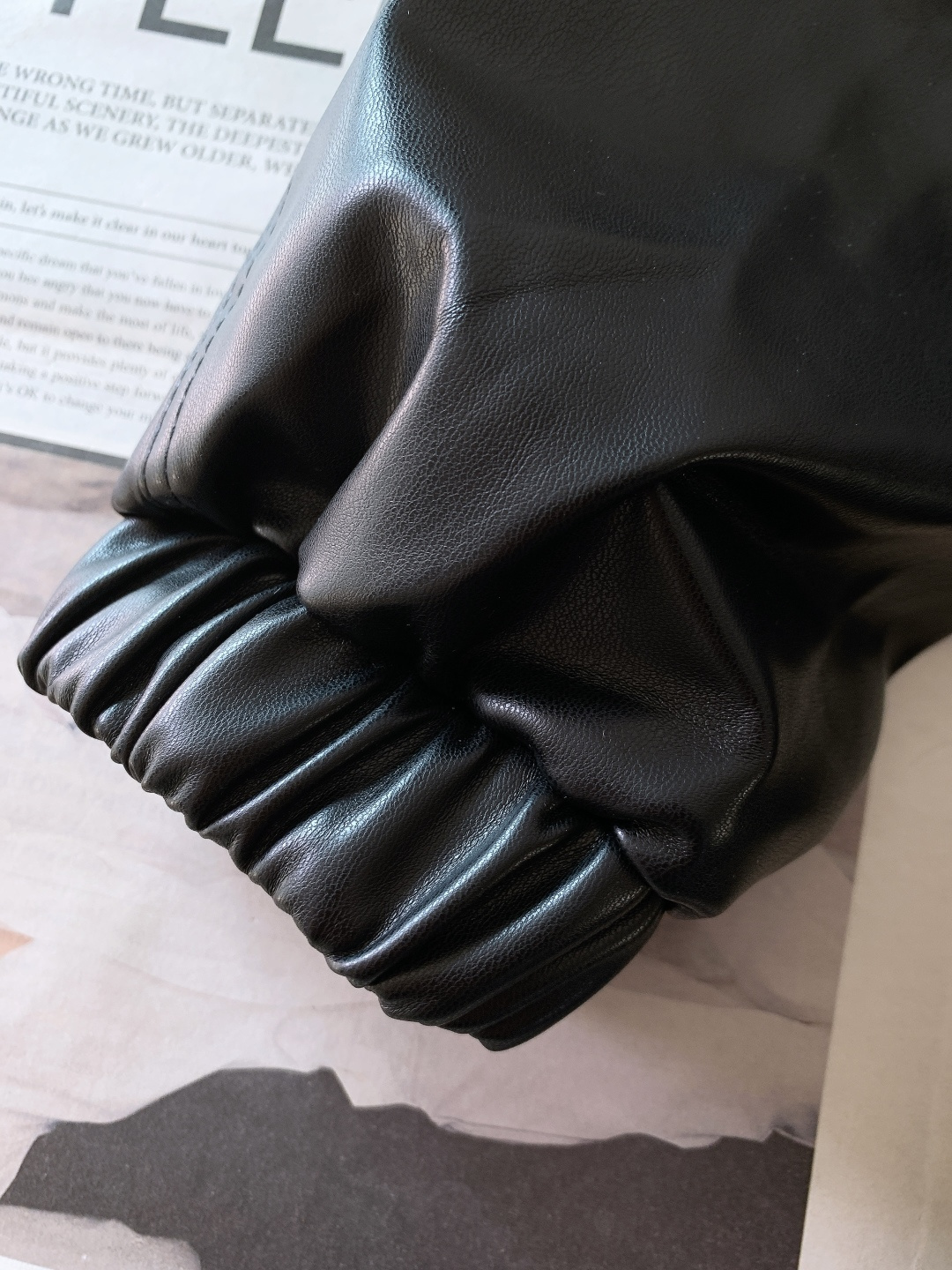 LouisVuitton 路易威登 2026SS早春新品压纹标识夹克。经典Monogram压纹碰撞拼接设