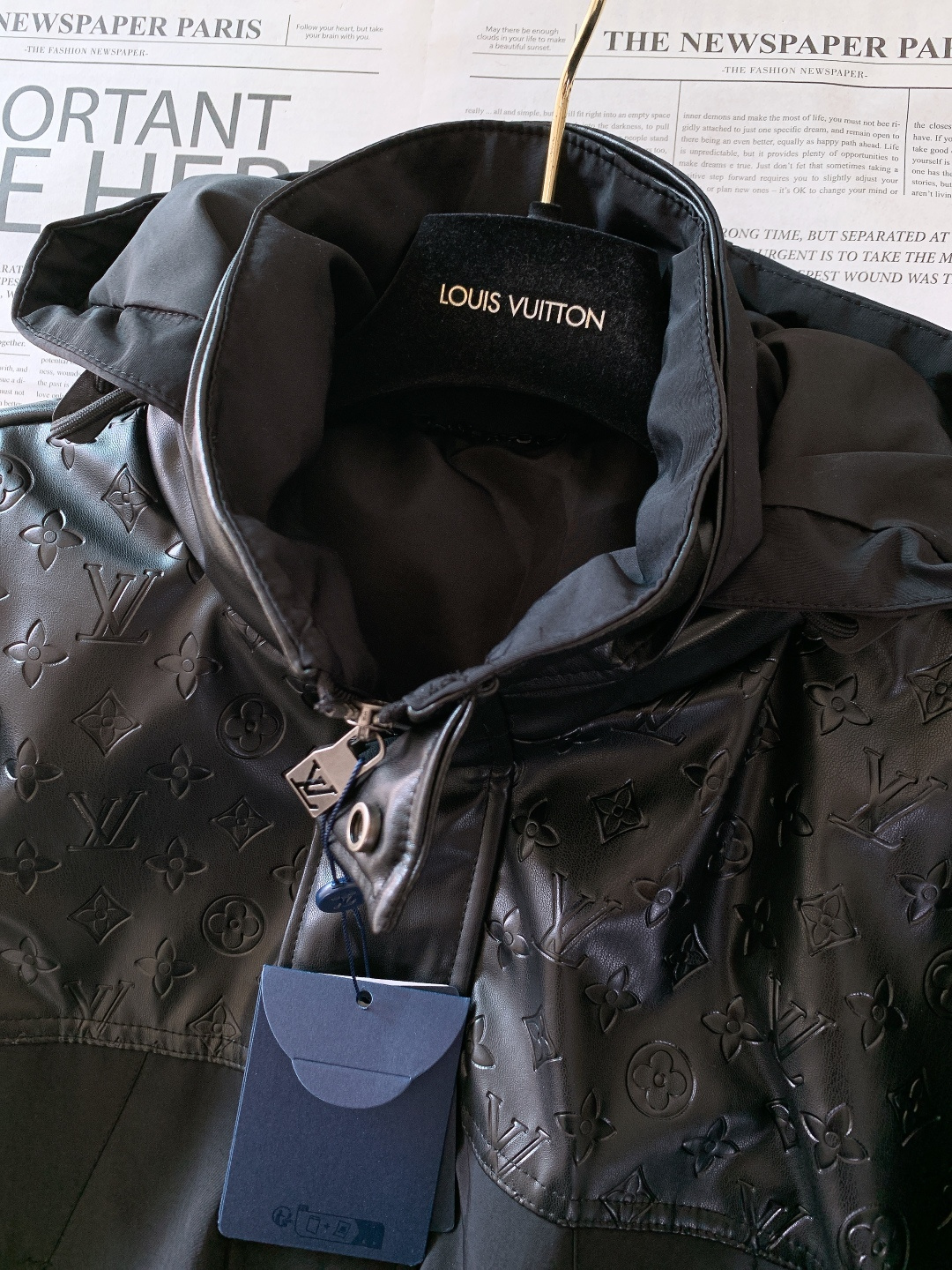 LouisVuitton 路易威登 2026SS早春新品压纹标识夹克。经典Monogram压纹碰撞拼接设