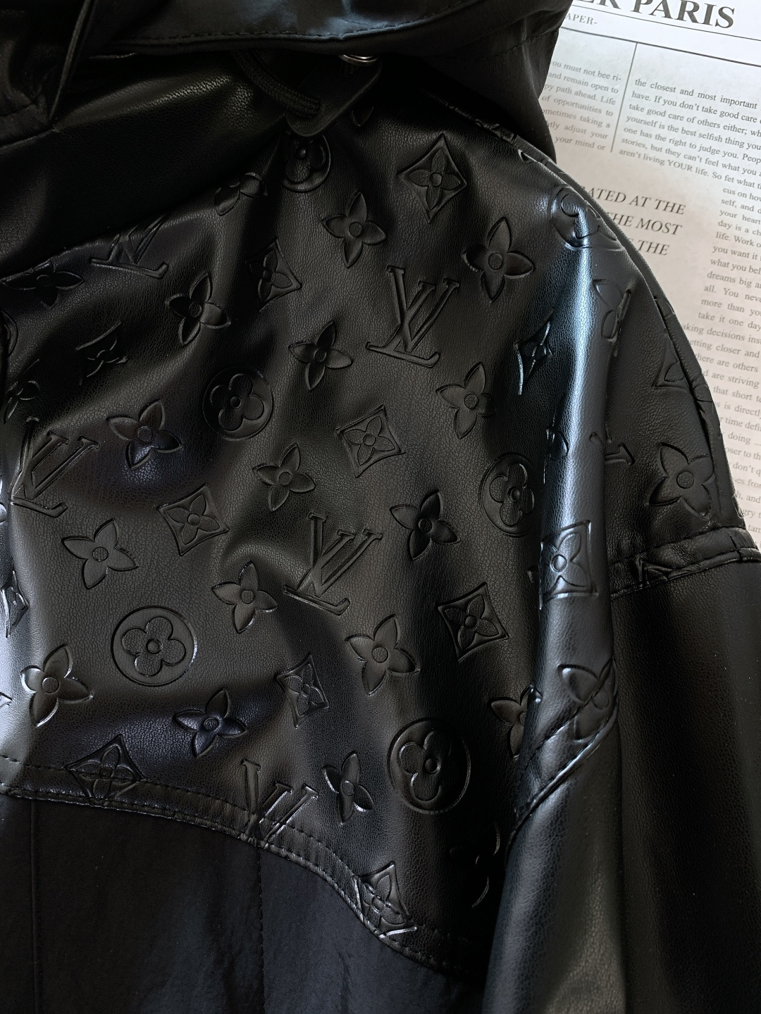 LouisVuitton 路易威登 2026SS早春新品压纹标识夹克。经典Monogram压纹碰撞拼接设