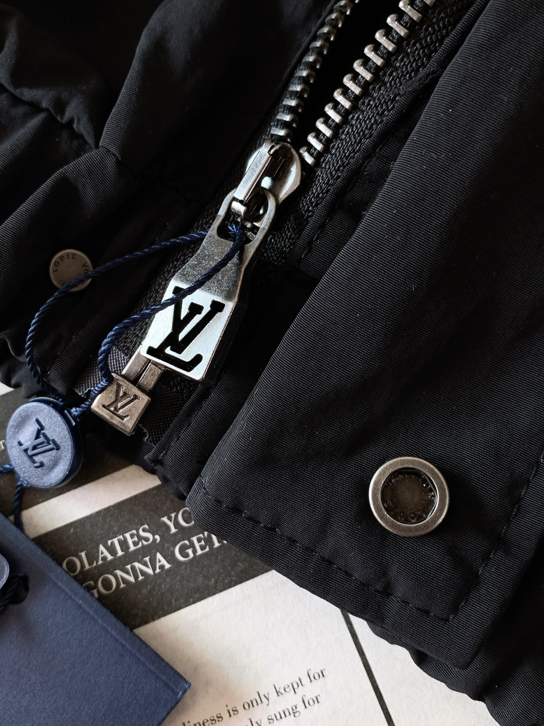 LouisVuitton 路易威登 2026SS早春新品压纹标识夹克。经典Monogram压纹碰撞拼接设