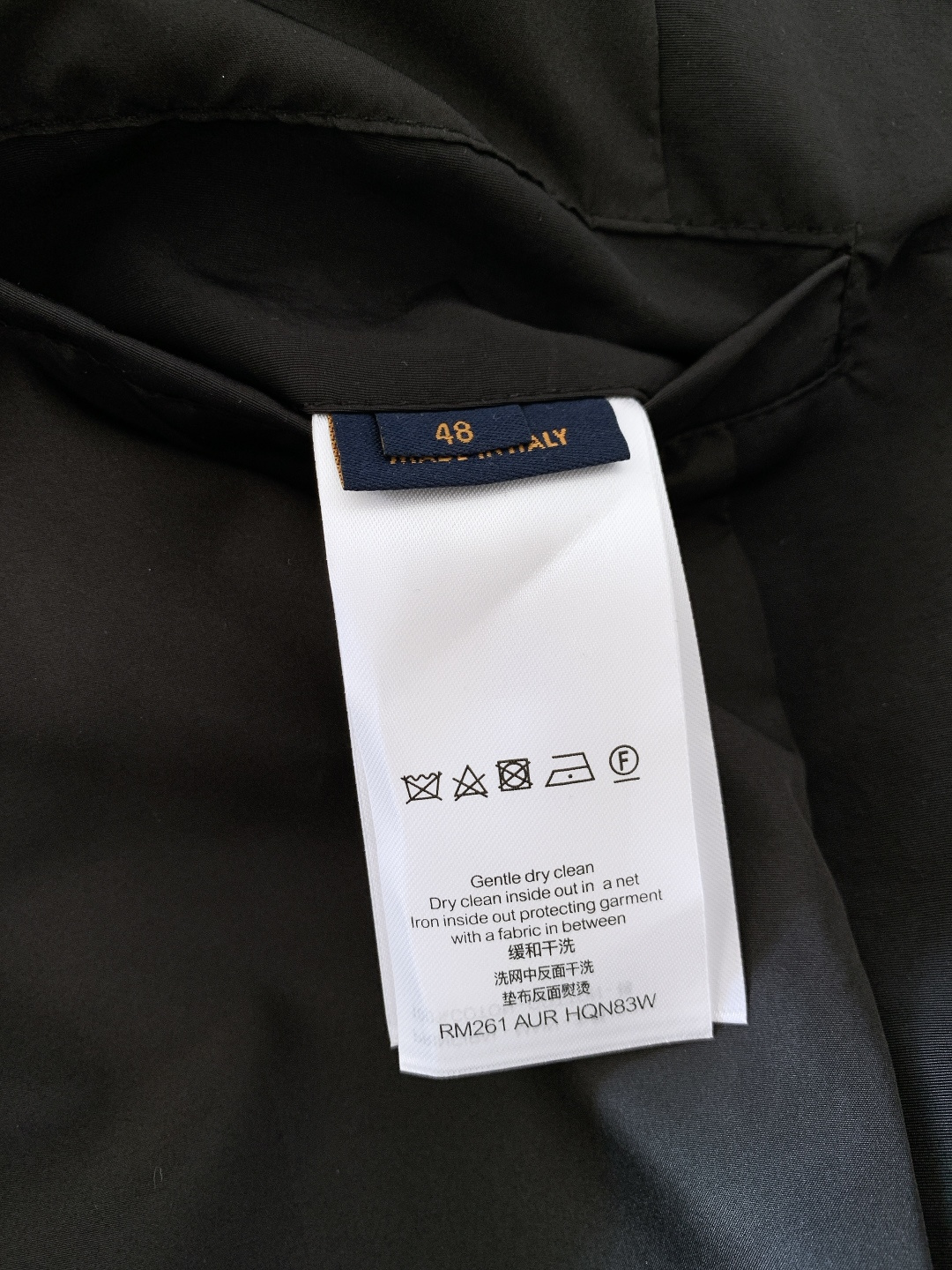 LouisVuitton 路易威登 2026SS早春新品压纹标识夹克。经典Monogram压纹碰撞拼接设