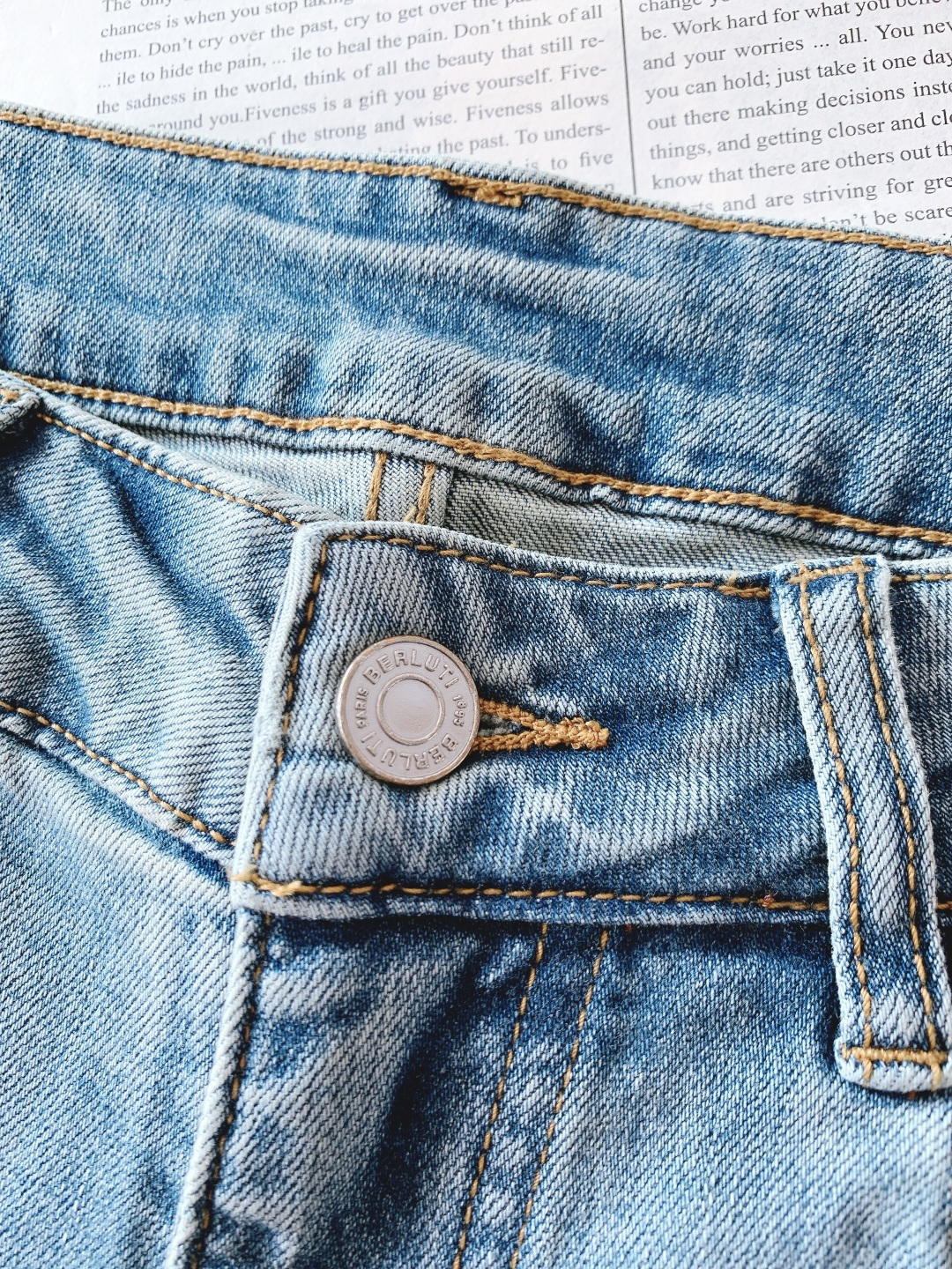 Berluti 伯鲁蒂 2026SS早春新品 高级时装感，休闲洗水牛仔裤。面料很特殊，超细精仿棉纱混纺，