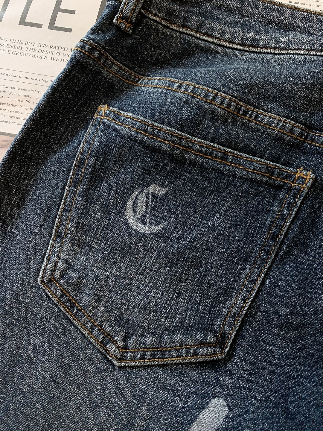 Chrome Hearts 克罗心 2026SS早春新品 这款牛仔裤将潮流与个性完美融合。牛仔布经独特水