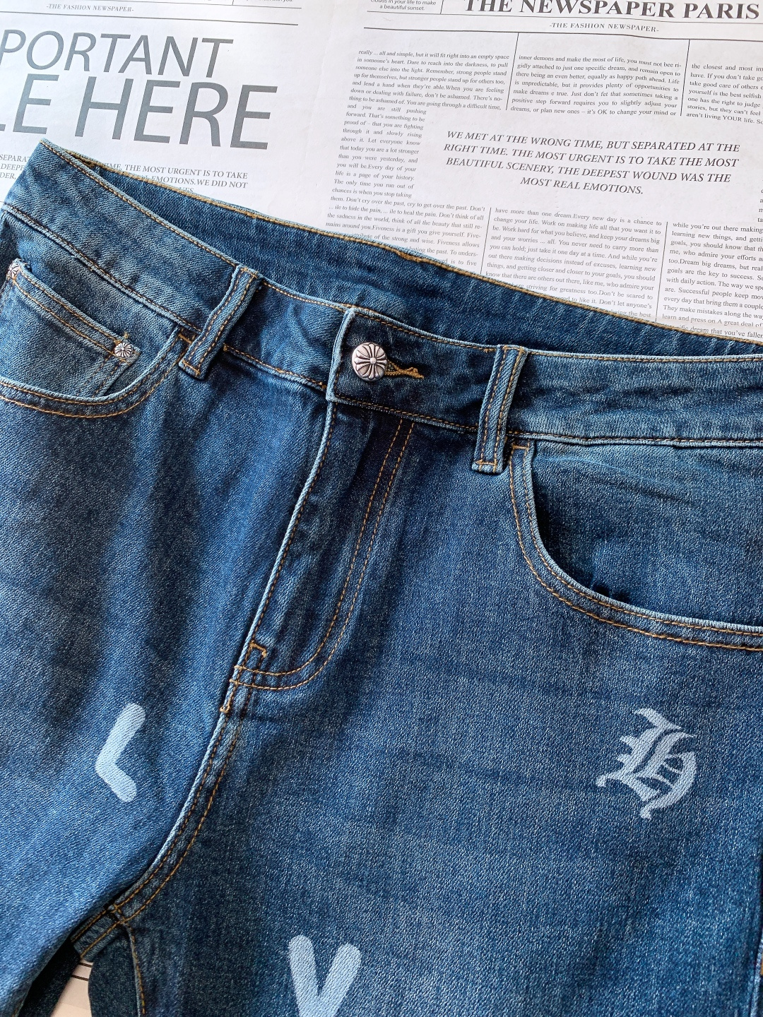 Chrome Hearts 克罗心 2026SS早春新品 这款牛仔裤将潮流与个性完美融合。牛仔布经独特水