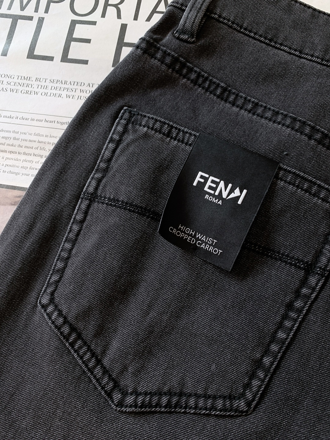 Fendi 芬迪 2026SS早春新品黑灰水洗高腰萝卜牛仔｜意式潮奢本命款定制重磅弹力丹宁混纺莱卡纤维，
