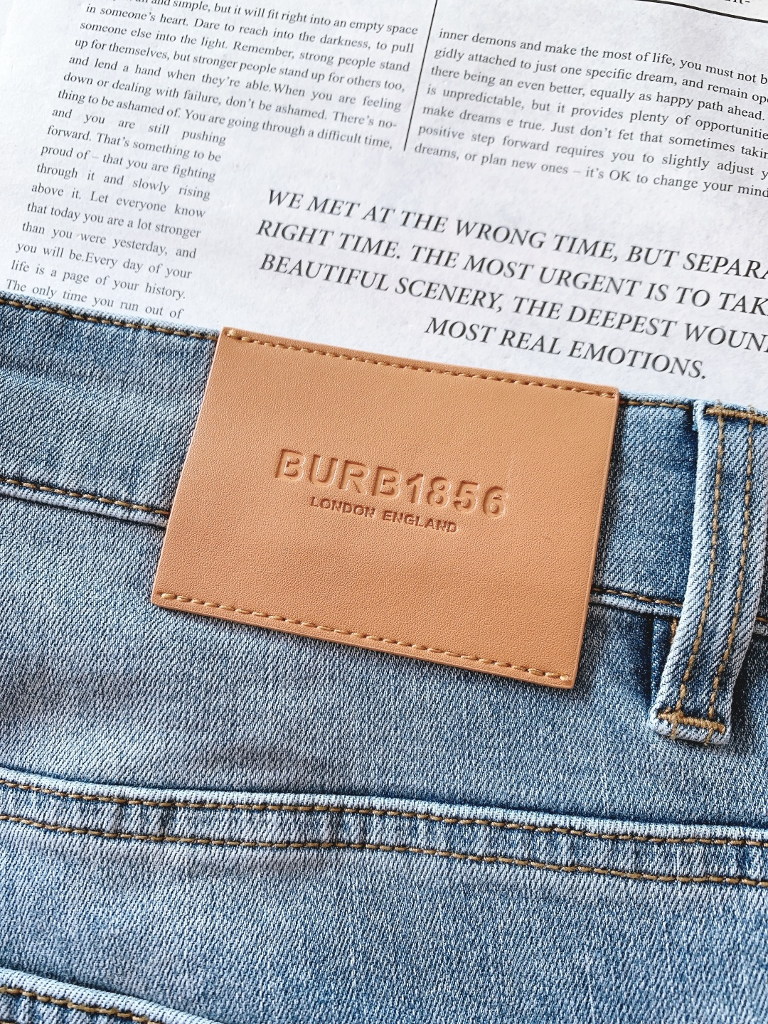 Burberry 巴宝莉 2026SS早春新品浅蓝水洗修身牛仔｜英伦奢感天花板定制高密丹宁混纺弹力面料，