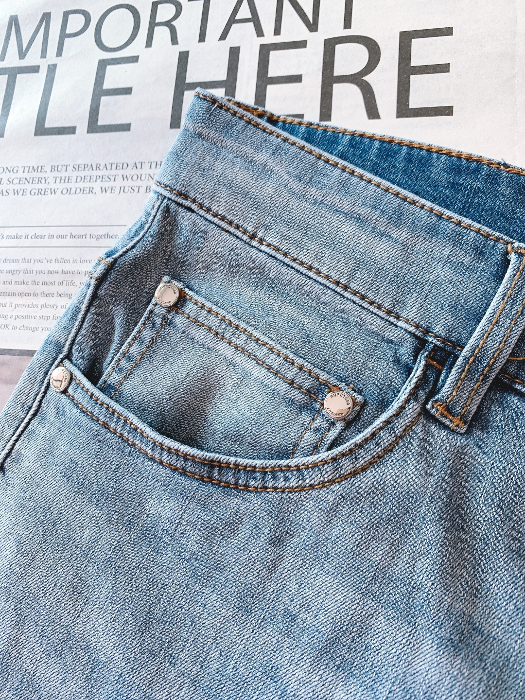 Burberry 巴宝莉 2026SS早春新品浅蓝水洗修身牛仔｜英伦奢感天花板定制高密丹宁混纺弹力面料，